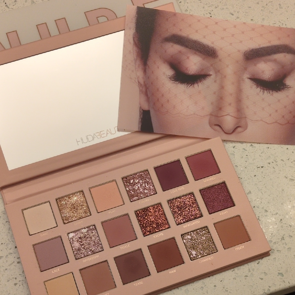 HUDA BEAUTY Eyeshadow Palette - Warm Neutrals and Shimmering Golds